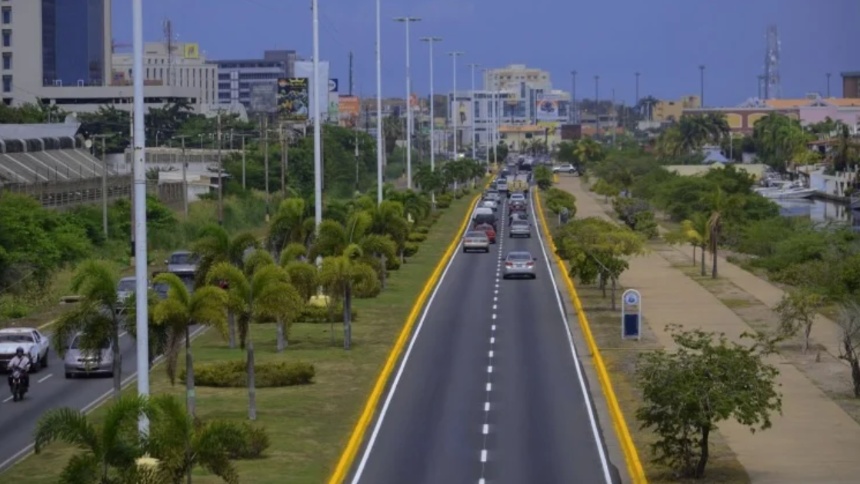 LA FOTO: Conductora estrelló su carro contra famosa farmacia de Lechería