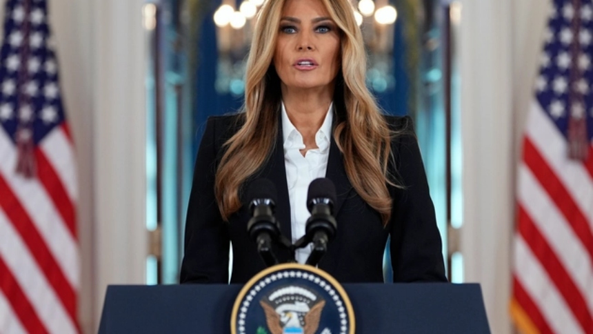 La primera dama de Estados Unidos, Melania Trump, anunció este viernes, 10 de octubre, que mantiene un “canal abierto de comunicación” con el presidente ruso, Vladímir Putin, enfocado en la repatriación de niños ucranianos desplazados por la guerra.  