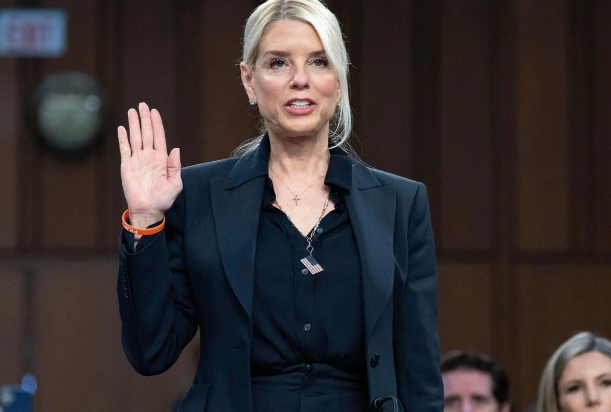 Tyler Maxon Avalos, un hombre de 29 años originario de Minnesota (EEUU), terminó arrestado por el FBI luego de publicar en TikTok una oferta de recompensa de 45.000 dólares por la vida de la fiscal general de los Estados Unidos, Pam Bondi.  