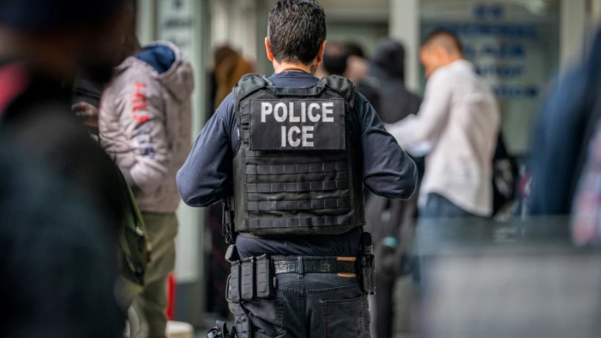 El hermano de un migrante chino, quien murió bajo custodia del Servicio de Inmigración y Control de Aduanas (ICE, por sus siglas en inglés), en Pensilvania (EEUU), presentó una demanda federal desde Queens, en Nueva York, exigiendo respuestas y transparencia sobre las circunstancias del fallecimiento.  