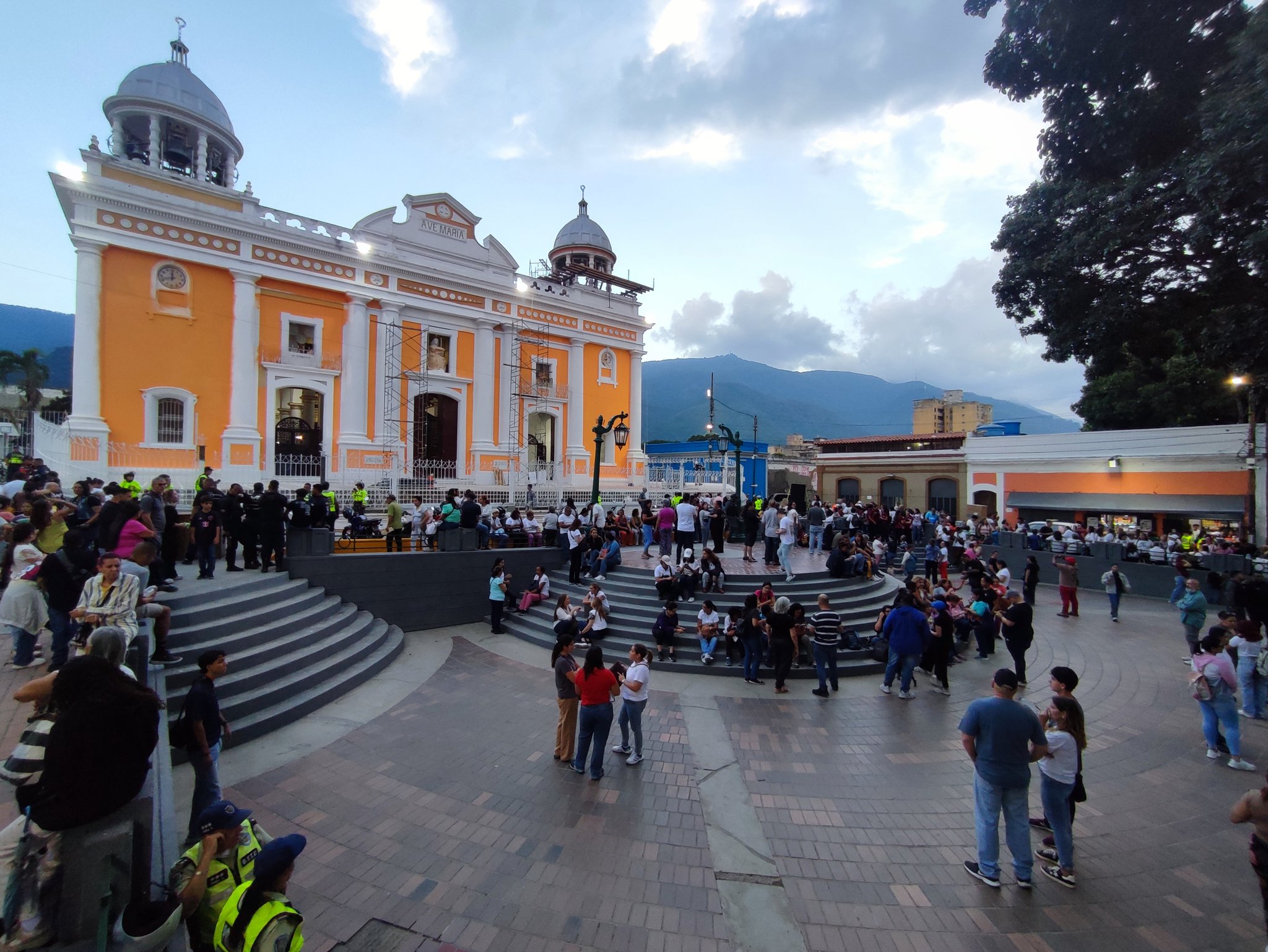 Caraqueños realizaron "Ruta Nocturna" en honor a José Gregorio y Carmen Rendiles rumbo a su canonización