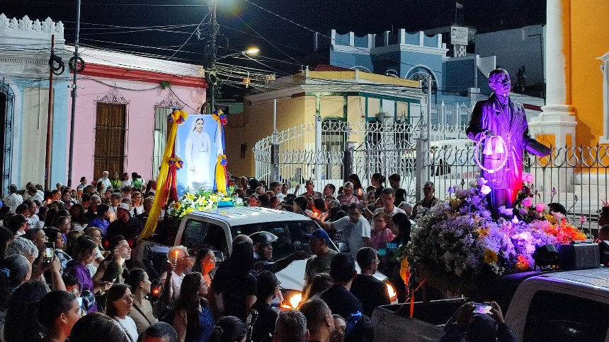 EN FOTOS: Caraqueños realizaron "Ruta Nocturna" en honor a José Gregorio y Carmen Rendiles