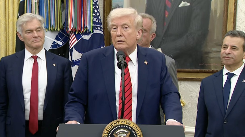 En una nueva medida que redefine el acceso a las visas laborales en Estados Unidos, el presidente del país, Donald Trump, ha impuesto una exigente “prueba de pago” para los solicitantes del programa H-1B, una de las vías más populares para que profesionales extranjeros trabajen en ocupaciones especializadas en el país.  