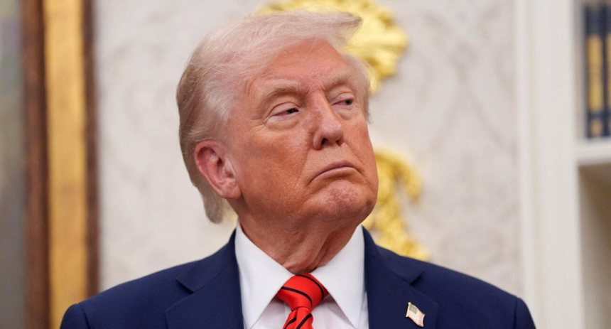 El presidente de los Estados Unidos, Donald Trump, instó este viernes, 31 de octubre, al Senado a aplicar la llamada “opción nuclear” para terminar con el prolongado cierre del gobierno federal, que ya supera el mes de duración.  