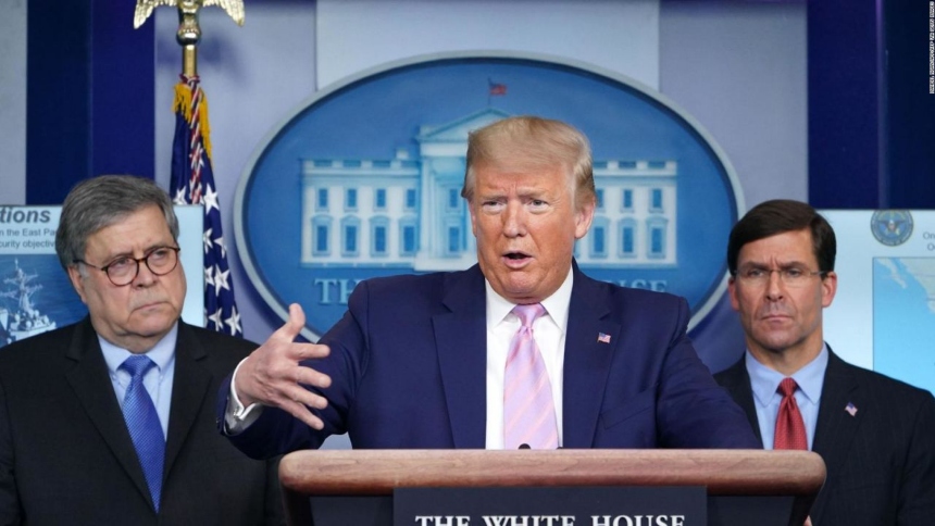 En una decisión que ha generado intensas reacciones dentro y fuera del Congreso, el presidente de Estados Unidos, Donald Trump, declaró este jueves, 2 de octubre, que el país se encuentra en un “conflicto armado no internacional” contra los cárteles de la droga que operan en el Caribe.  