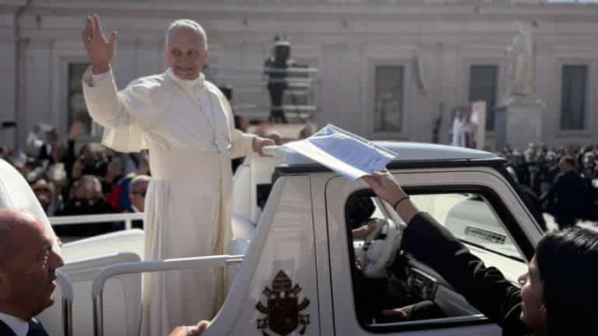 VIDEO: Activista venezolana intentó entregar carta al papa León XIV firmada por más de 10.000 personas, esto le piden