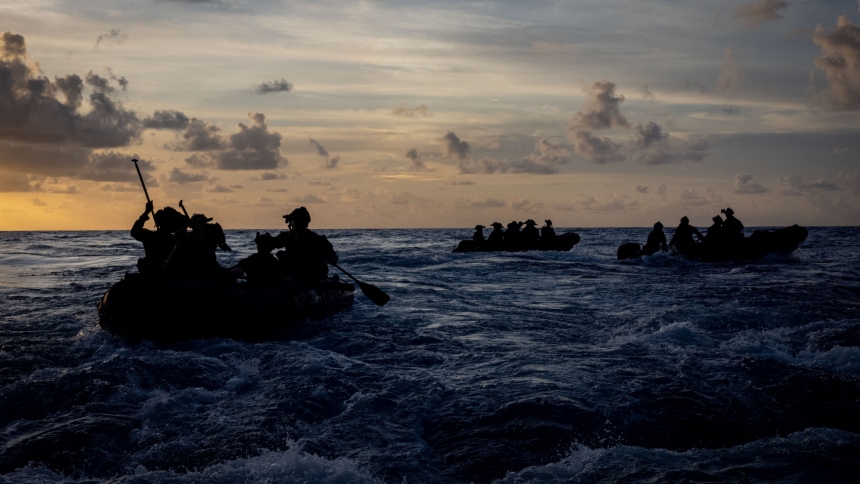 En una demostración de poder estratégico y tecnológico, el Comando Sur de las Fuerzas Armadas de Estados Unidos publicó este viernes, 10 de octubre, imágenes de sus recientes operaciones en el Mar Caribe, destacando el uso de embarcaciones de baja visibilidad.  