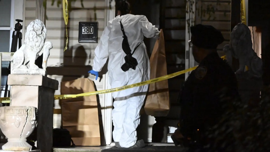 Un estremecedor crimen sacudió el vecindario de West Brighton, en Nueva York (EEUU), cuando un adolescente de 19 años terminó arrestado por decapitar al novio de su madre dentro del baño de su hogar.  