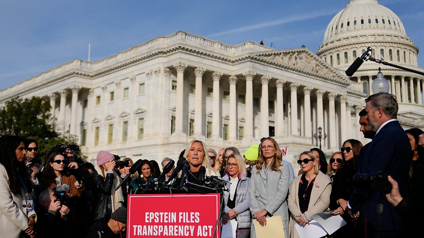 En una votación casi unánime de 427 votos a favor y solo uno en contra, la Cámara de Representantes de Estados Unidos dio luz verde este martes, 18 de noviembre, a un proyecto de ley que obliga al Departamento de Justicia a divulgar todos los documentos relacionados con la investigación sobre Jeffrey Epstein, el financiero acusado de explotación y abuso sexual de menores que falleció en prisión en 2019.  