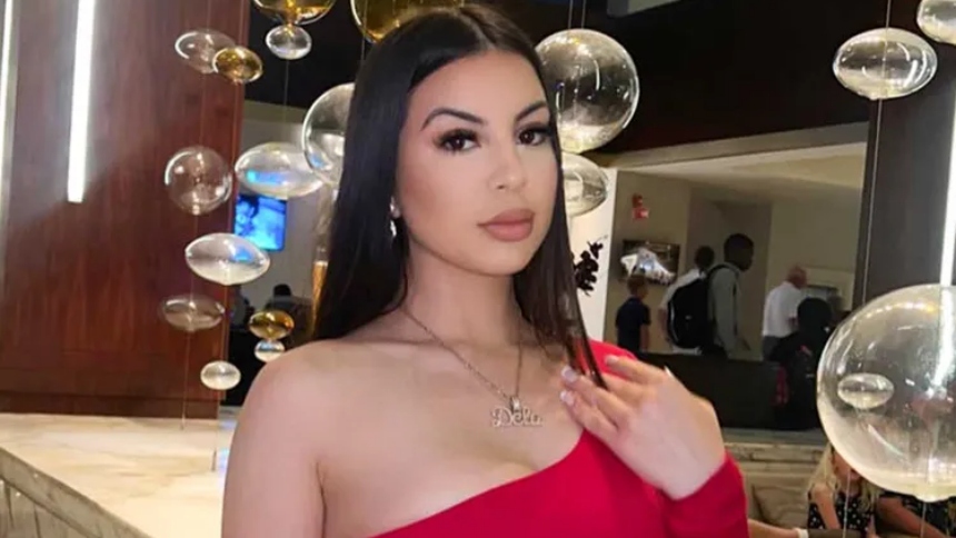 La cantante e influencer María de la Rosa, de 22 años, fue asesinada tras un ataque tipo “emboscada” en Los Ángeles, un hecho que ha conmocionado tanto a la comunidad artística como a sus seguidores.  