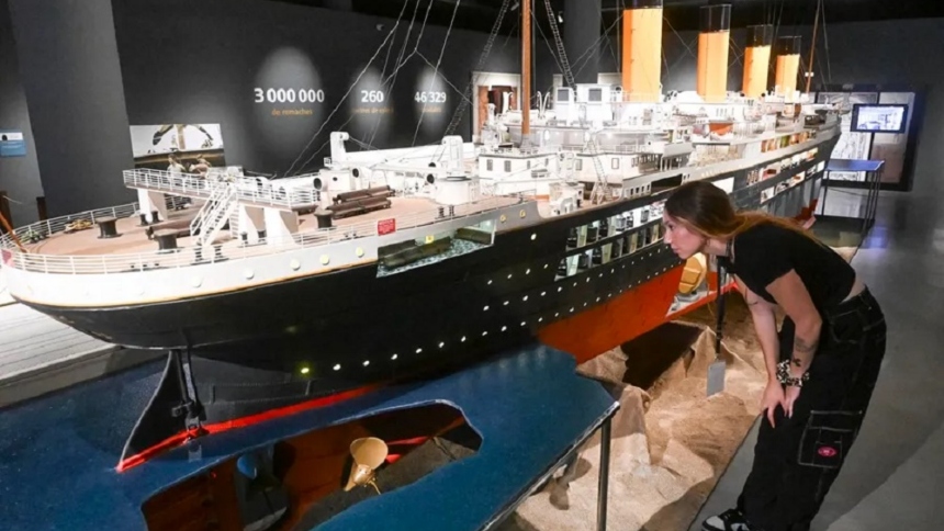 Un reloj de bolsillo de oro recuperado de una pareja de ancianos que se ahogó cuando se hundió el transatlántico Titanic se vendió por la cifra récord de 1,78 millones de libras (dos millones de euros) en una subasta en el sur de Inglaterra. 