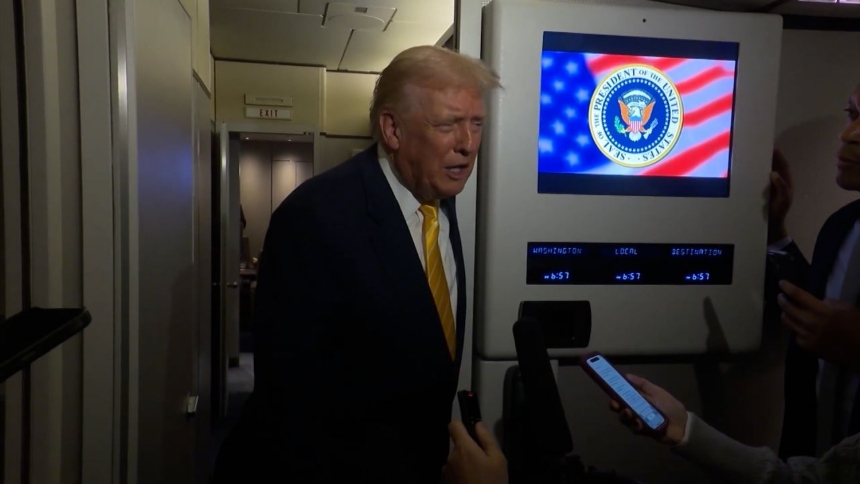 El presidente de los Estados Unidos, Donald Trump, insultó a la periodista Catherine Lucey, corresponsal de Bloomberg en la Casa Blanca, durante un intercambio a bordo del Air Force One (avión presidencial), cuando esta le hizo una pregunta sobre el caso del delincuente sexual fallecido Jeffrey Epstein.