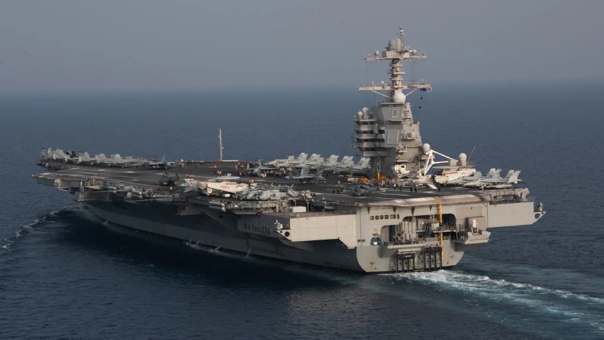 El USS Gerald Ford, el portaaviones propiedad de Estados Unidos y más grande y avanzado del mundo, realizó maniobras de vuelo a bordo mientras se aproxima al mar Caribe y las costas de Venezuela.  