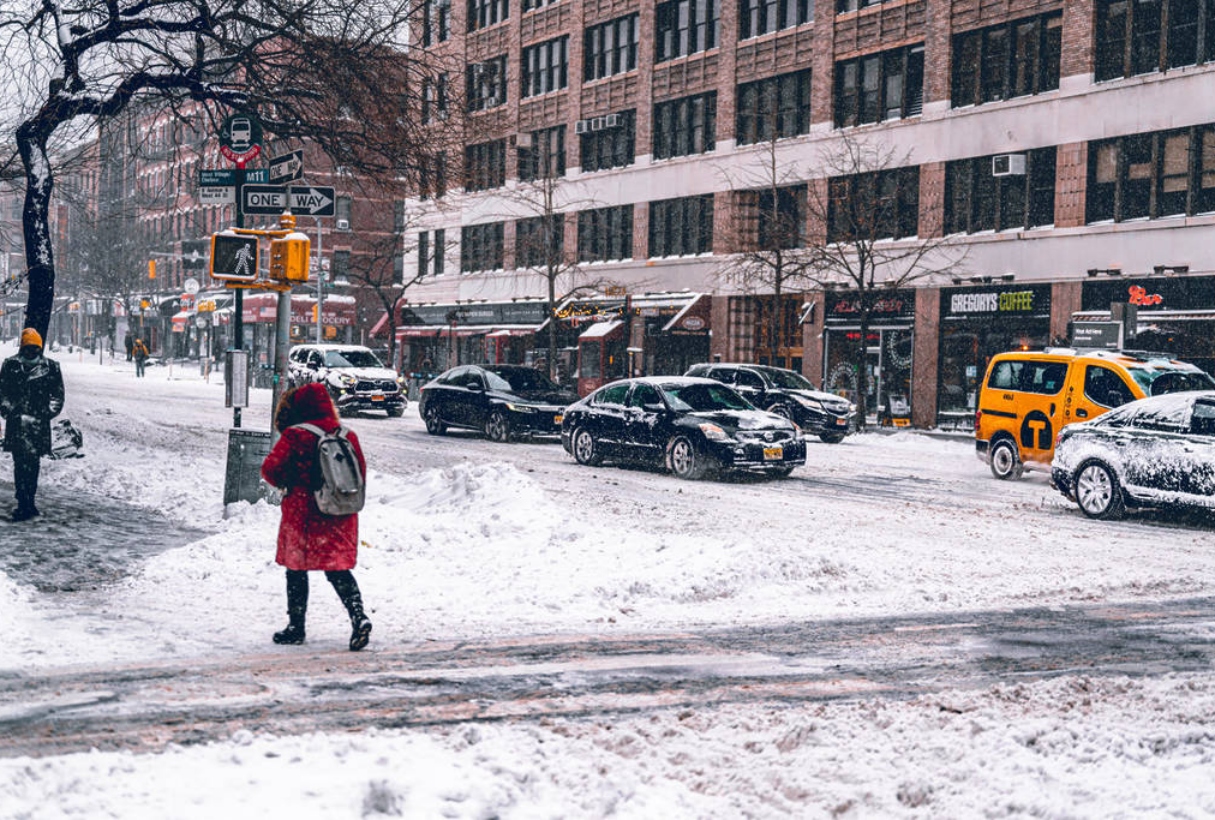 Nueva York (EEUU) registró su primera gran nevada del invierno este martes, 11 de noviembre, con acumulaciones superiores de hasta 30 centímetros en varias zonas del estado y advertencias oficiales por frío extremo.  