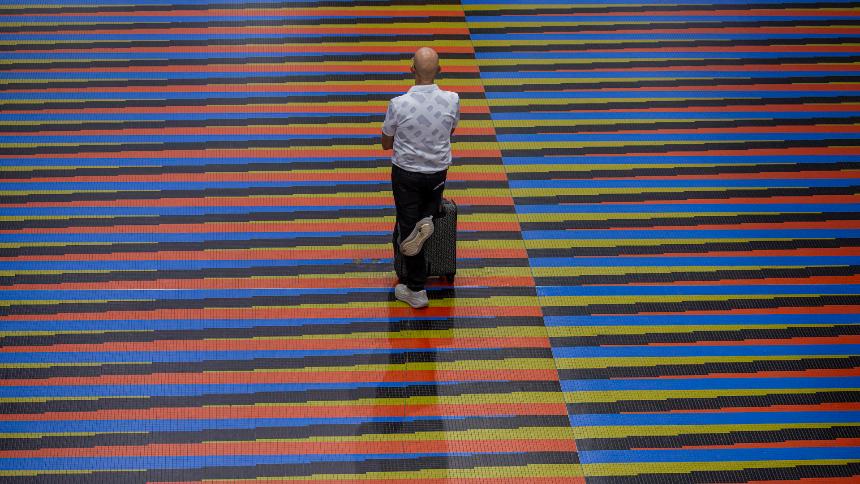Pocos vuelos y pasajeros en el principal aeropuerto de Venezuela en medio de crisis aérea