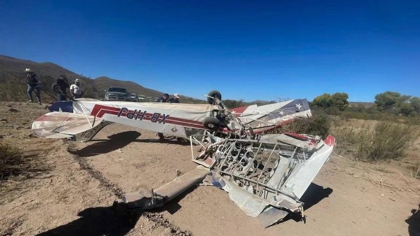 VIDEO: Avioneta se estrelló en una carretera en México y sus dos ocupantes fallecieron