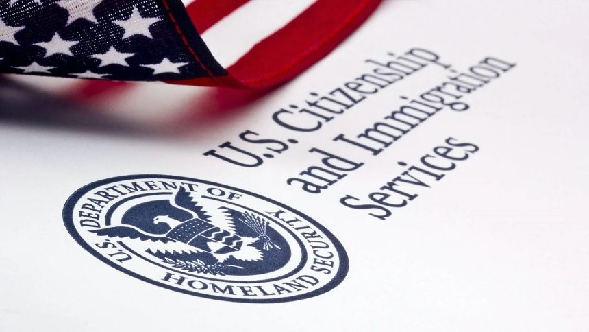 El Servicio de Ciudadanía e Inmigración de Estados Unidos (USCIS, por sus siglas en inglés) anunció este jueves, 4 de diciembre, que la validez máxima de los permisos de trabajo para migrantes se reducirá de cinco años a 18 meses, una medida que busca reforzar los controles de seguridad y la verificación de antecedentes.  