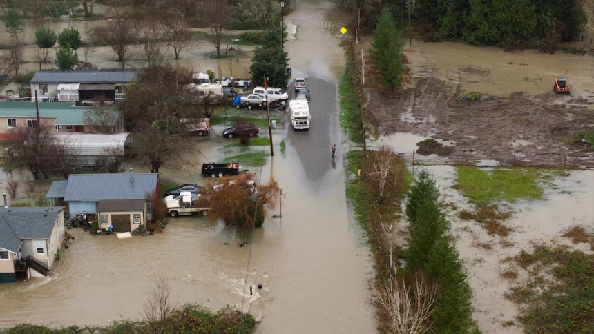 Las intensas lluvias que azotan el oeste de Washington (EEUU) desde principios de semana han generado un aumento sin precedentes en los niveles de los ríos, obligando a las autoridades a ordenar evacuaciones masivas en distintas localidades.