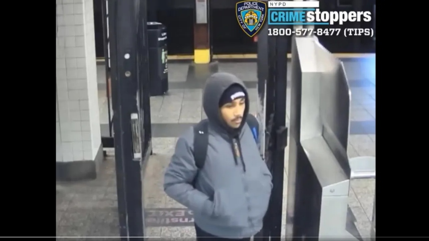 Un adolescente latino fue arrestado este jueves, 4 de diciembre, tras ser acusado de incendiar a un hombre sin hogar dentro del Metro de Nueva York (EEUU).  