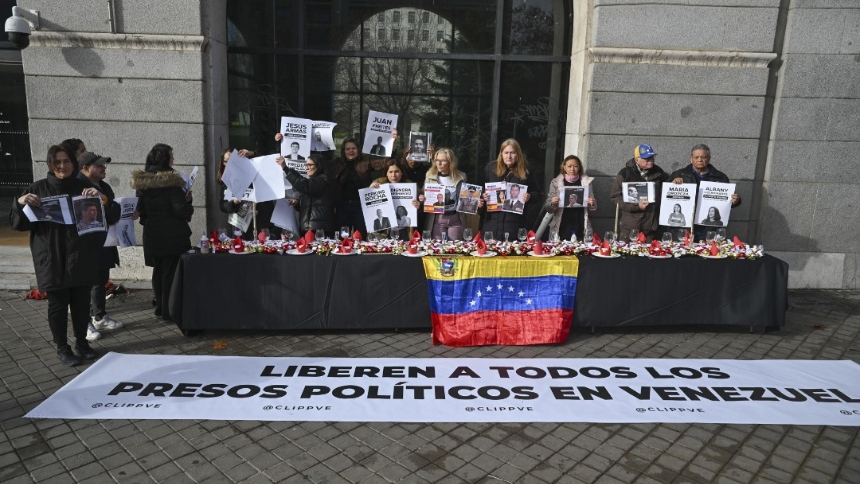 Venezolanos recrean una mesa de Navidad en España para mostrar el hueco vacío que dejan los presos políticos