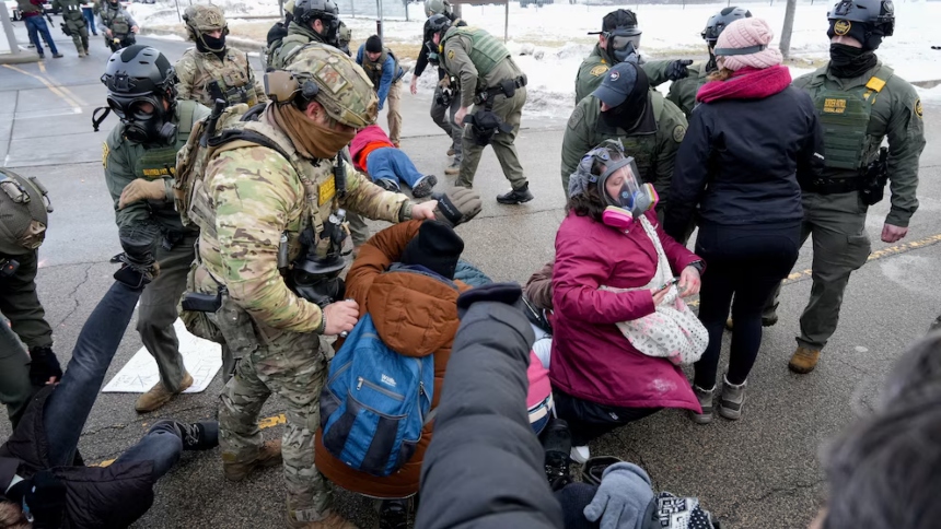 La tensión en Minneapolis, en Minnesota (EEUU) volvió a escalar este jueves, 8 de enero, después de que manifestantes se enfrentaran con agentes federales frente al edificio Bishop Henry Whipple, epicentro de las protestas por el asesinato de Renee Macklin Good, una mujer de 37 años que murió tras recibir un disparo en la cabeza durante un operativo del Servicio de Inmigración y Control de Aduanas (ICE, por sus siglas en inglés).