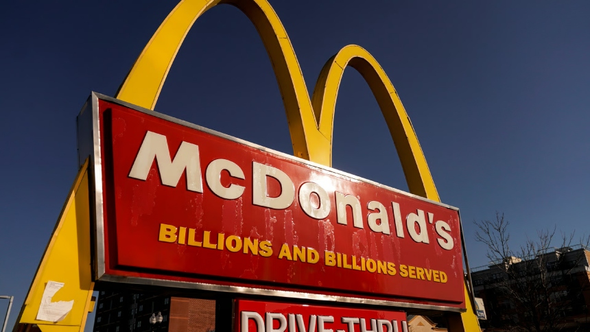 Un viudo de California (EEUU) presentó una demanda civil contra McDonald’s y dos operadores franquiciatarios, alegando que los empleados del restaurante no hicieron nada para auxiliar a su esposa durante un ataque mortal ocurrido en el drive-thru de una sucursal en Boyle Heights, en Los Ángeles.  