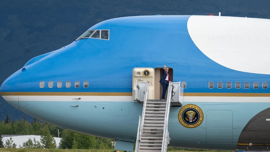 El presidente de Estados Unidos, Donald Trump, ordenó un sorpresivo rediseño de toda la flota aérea presidencial, poniendo fin a más de seis décadas de la icónica librea azul celeste y blanca que distinguía al Air Force One desde la era Kennedy.  