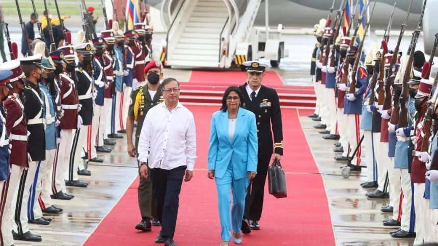 Delcy Rodríguez anuncia que se reunirá "próximamente" con Gustavo Petro