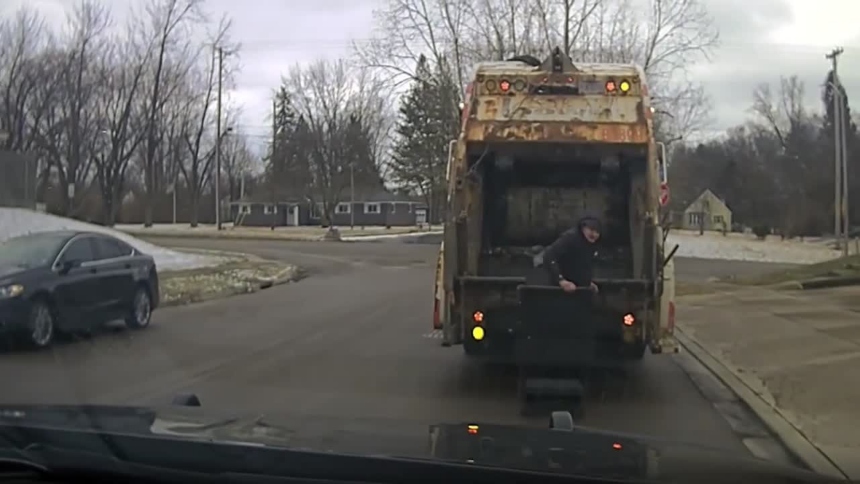 Un intento desesperado por evadir a la policía en Huber Heights, en Ohio (EEUU), terminó convirtiéndose en un episodio viral, luego de que un hombre se escondiera dentro de un contenedor de basura para evitar ser arrestado.