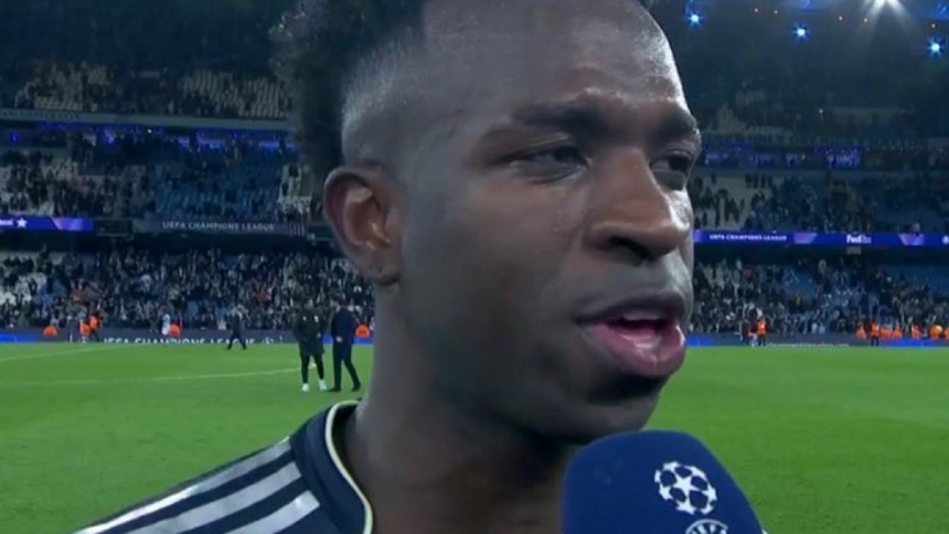 El triunfo del Real Madrid sobre el Manchester City (1-2) en el Etihad Stadium de Inglaterra dejó mucho más que un resultado favorable para los españoles, puesto que el protagonista de la noche fue Vinícius Júnior, quien volvió a quedar en el centro de la controversia tras un festejo que encendió a la afición local.  