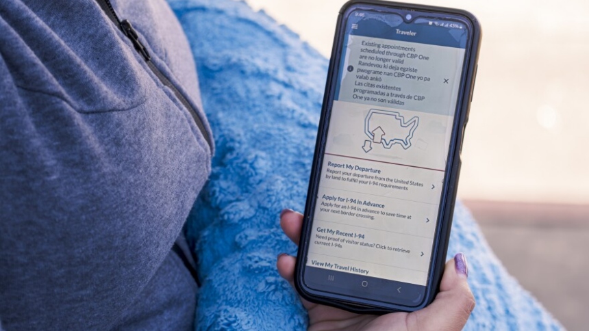 Una jueza federal en Massachusetts emitió un fallo, el cual exige al gobierno devolver estatus legal a más 900.000 migrantes que ingresaron a EEUU por medio de la app móvil CBP One, ahora llamada CBP Home.  