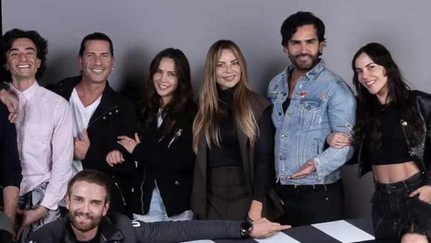 La industria audiovisual colombiana se encuentra conmocionada tras el violento ataque ocurrido este sábado 18 de abril en el barrio Los Laches, ubicado en la localidad de Santa Fe, centro de Bogotá, donde murieron dos integrantes de la producción ‘Sin senos sí hay paraíso 4’, durante las labores de rodaje, cuando un hombre atacó a los miembros del equipo técnico antes de ser abatido.  El reporte oficial de la Policía Metropolitana de Bogotá identificó a los fallecidos vinculados a la serie como Nicolás Francisco Perdomo, un joven asistente de producción de apenas 18 años de edad, y Henry Alberto Benavides Cárdenas, de 45 años, quien se desempeñaba como conductor del equipo de transporte. Según testigos y grabaciones de cámaras de seguridad, un hombre de aproximadamente 23 años se acercó al equipo de trabajo. Las versiones preliminares se dividen entre un acto de intolerancia —presuntamente desencadenado cuando el equipo se negó a darle un cigarrillo al sujeto— y un intento de hurto de los costosos equipos de grabación, esta última tesis quedó rápidamente descartada por las autoridades colombianas. “La Policía Nacional, ante los lamentables hechos ocurridos el día de ayer en la tarde en la localidad de Santa Fe, aclara que no fue ningún hurto, ni intento de hurto. Lamentablemente, fueron unos hechos de intolerancia”, comentó el general de la Policía Metropolitana de Bogotá. Lo que es certero es que el individuo atacó con un arma blanca a los trabajadores; en medio del caos y la reacción de las personas presentes para defender a sus compañeros, el agresor también resultó herido de gravedad y falleció en el lugar. AVANCE DE LAS INVESTIGACIONES La Fiscalía General de la Nación asumió el caso para esclarecer el grado de responsabilidad de los involucrados. Hasta el momento, las autoridades han confirmado la captura de cuatro personas que se encontraban en el sitio durante la riña. El objetivo es determinar si se trató de un acto de legítima defensa por parte del equipo de producción o si hubo un uso desproporcionado de la fuerza tras el ataque inicial. Investigadores de la Sijín analizan si el atacante pertenecía a alguna banda local, ya que existen indicios de que el mismo sujeto habría estado involucrado en otro hecho violento días atrás en el mismo sector. Por su parte, la productora y los gremios de actores han solicitado a la Alcaldía de Bogotá revisar los protocolos de acompañamiento policial en zonas de alta peligrosidad, argumentando que la seguridad privada contratada para los rodajes suele ser insuficiente ante este tipo de agresiones. "SILENCIO EN EL SET" El elenco de la serie, encabezado por figuras como Carmen Villalobos y Carolina Gaitán, ha inundado las redes sociales con mensajes de condolencias y el lema "Silencio en el Set", exigiendo justicia y condiciones dignas para los trabajadores técnicos, quienes suelen ser los más vulnerables en las locaciones exteriores.